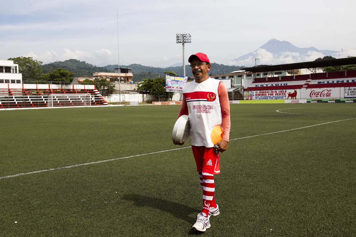 Teodoro Gutiérrez prepara el estadio Santa Lucía, previo a un entrenamiento de Deportivo Malacateco. (Foto Prensa Libre: Norvin Mendoza).