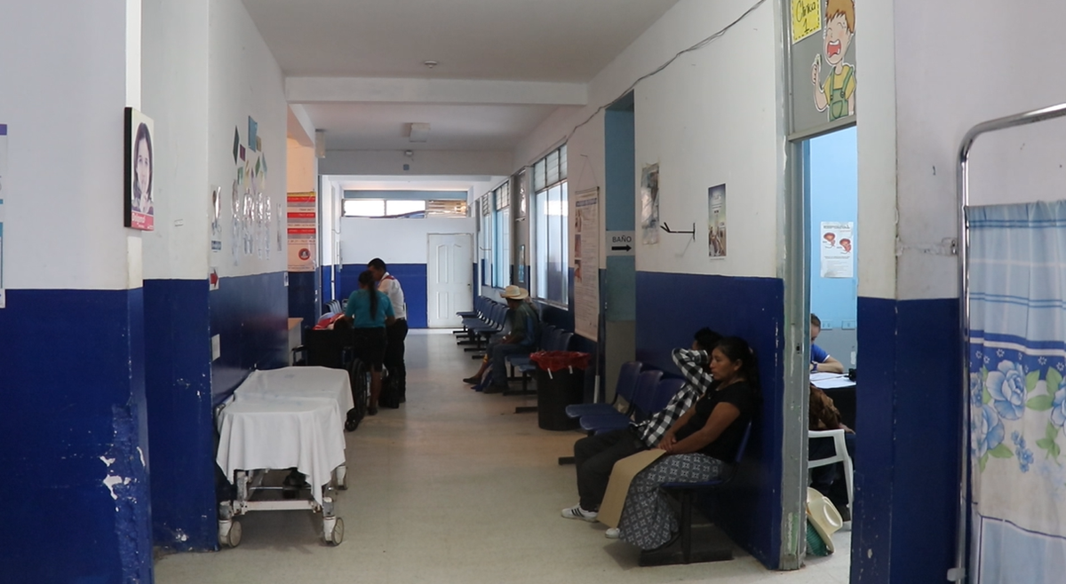 En el interior del Hospital Nacional de Jalapa se evidencian los lugares de donde fueron retiradas las cámaras de videovigilancia. (Foto Prensa Libre: Hugo Oliva)