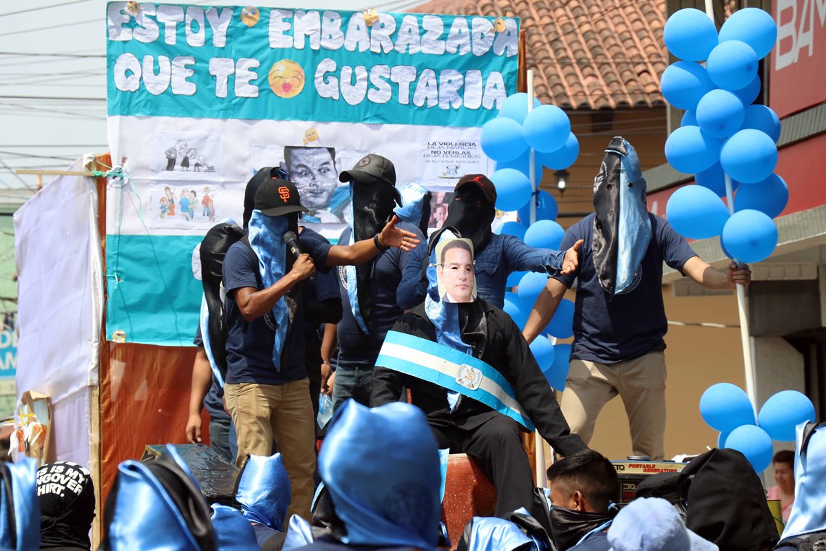 Estudiantes se burlan del gobierno de Jimmy Morales y critican sus políticas. (Foto Prensa Libre: Rolando Miranda)