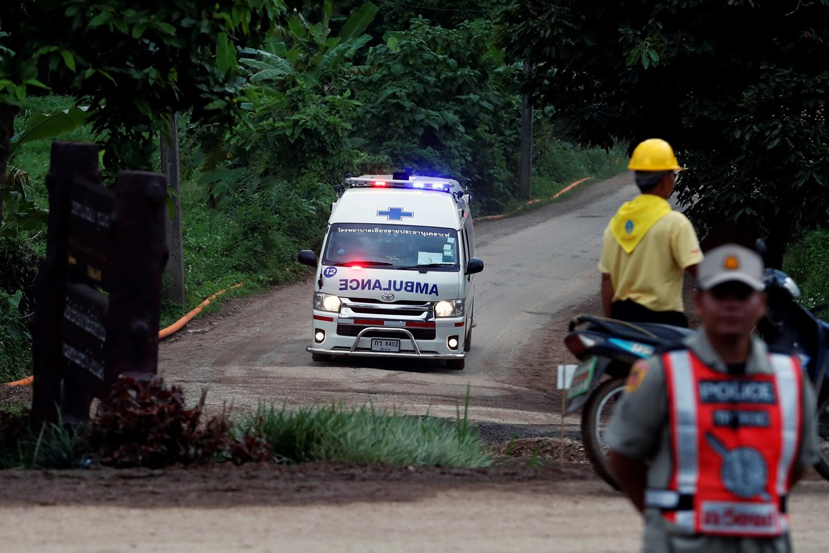Una ambulancia evacua a uno de los niños que permanecían atrapados en la cueva Tham Luang, en el norte de Tailandia. (Foto Prensa Libre: EFE)