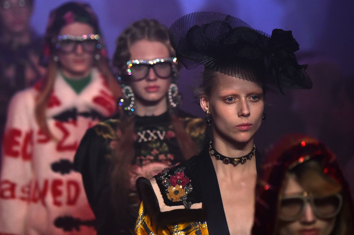 La colección primavera-verano 2017 de Gucci habló de fantasías y sueños. (Fotos Prensa Libre: AFP)