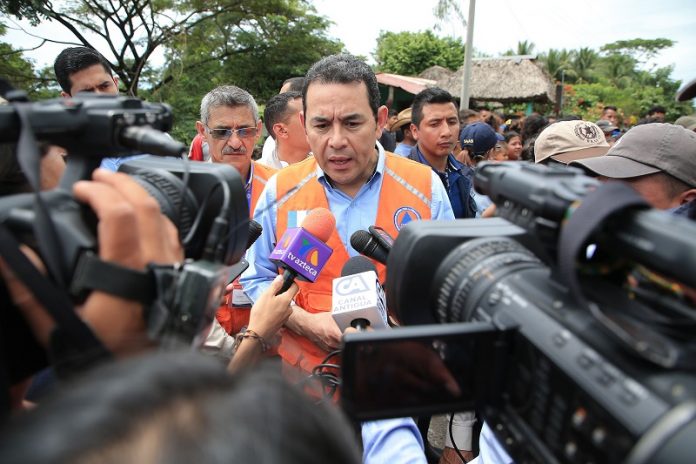 El presidente Jimmy Morales habló, por unos minutos, acerca del diálogo que promueve, después de visitar una de las áreas afectadas por las lluvias en Escuintla. (Foto Prensa Libre: Presidencia)