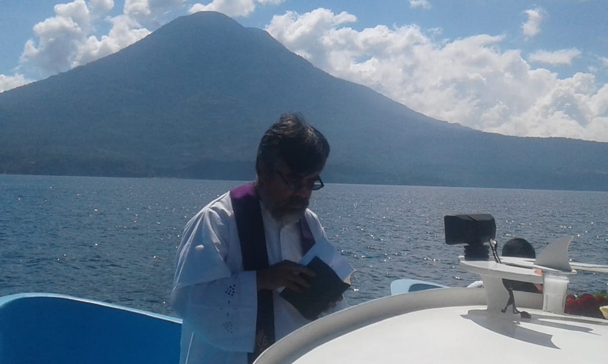 Un sacerdote oficia una misa en memoria de los cinco desaparecidos en el Lago de Atitlán, Sololá. (Foto Prensa Libre: Cortesía Ejército de Guatemala)