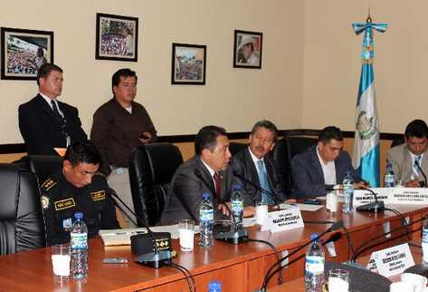 El ministro López Bonilla da declaraciones en la bancada de la UCN,  en el Congreso de la República.