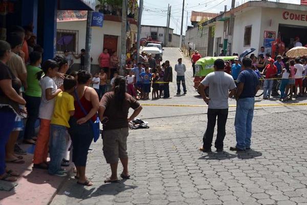Vecinos observan la escena donde murió Del Cid. (Foto Prensa Libre: Hugo Oliva)<br _mce_bogus="1"/>