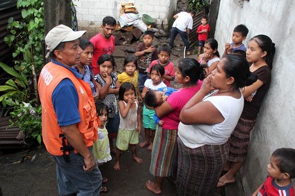 Las familias afectadas debieron ser evacuadas del lugar debido a que la lluvia continúa y existe peligro. (Foto Prensa Libre: Danilo López)