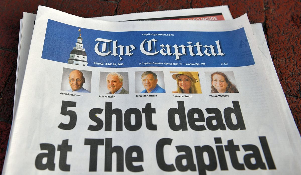 Portada de The Capital Gazette sobre la muerte de cinco periodistas perpetrada por un hombre armado. (Foto Prensa Libre: AFP)