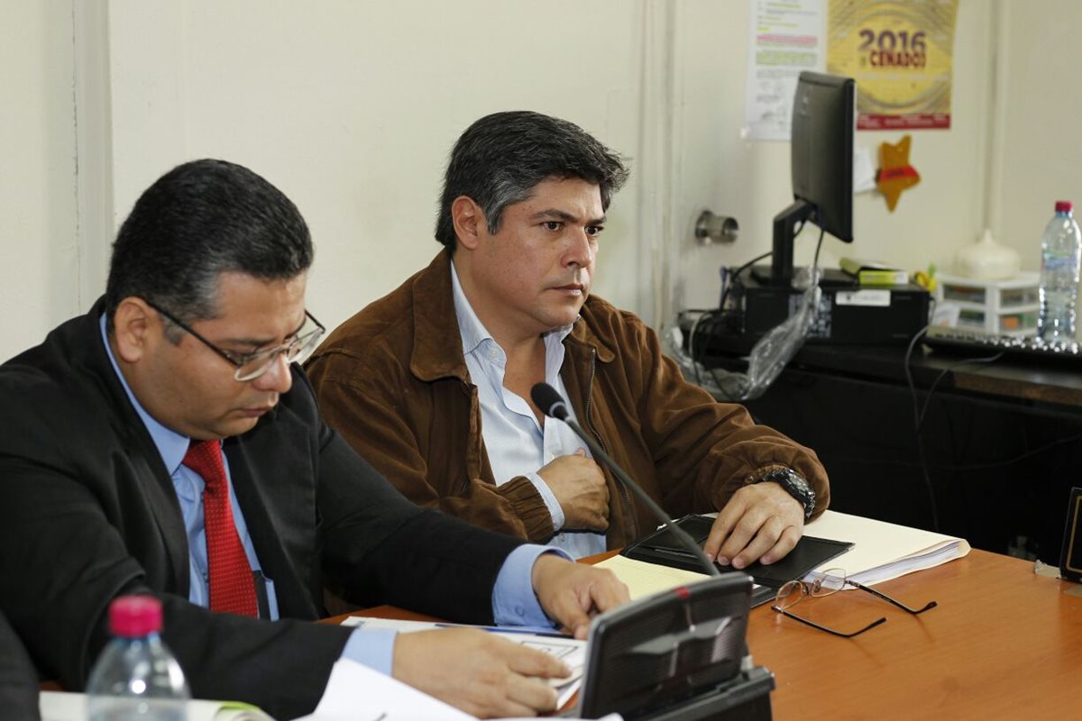 Fidel Ponce se presentó al Juzgado Décimo Penal para resolver su situación legal. (Foto Prensa Libre: Paulo Raquec)
