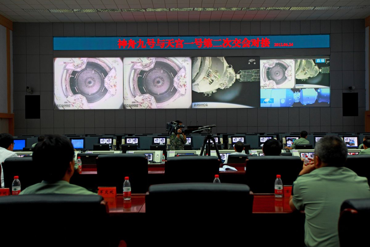 Foto tomada en junio de 2012 de los técnicos del Centro Espacial Jiuquan. (Foto Prensa Libre: AFP)