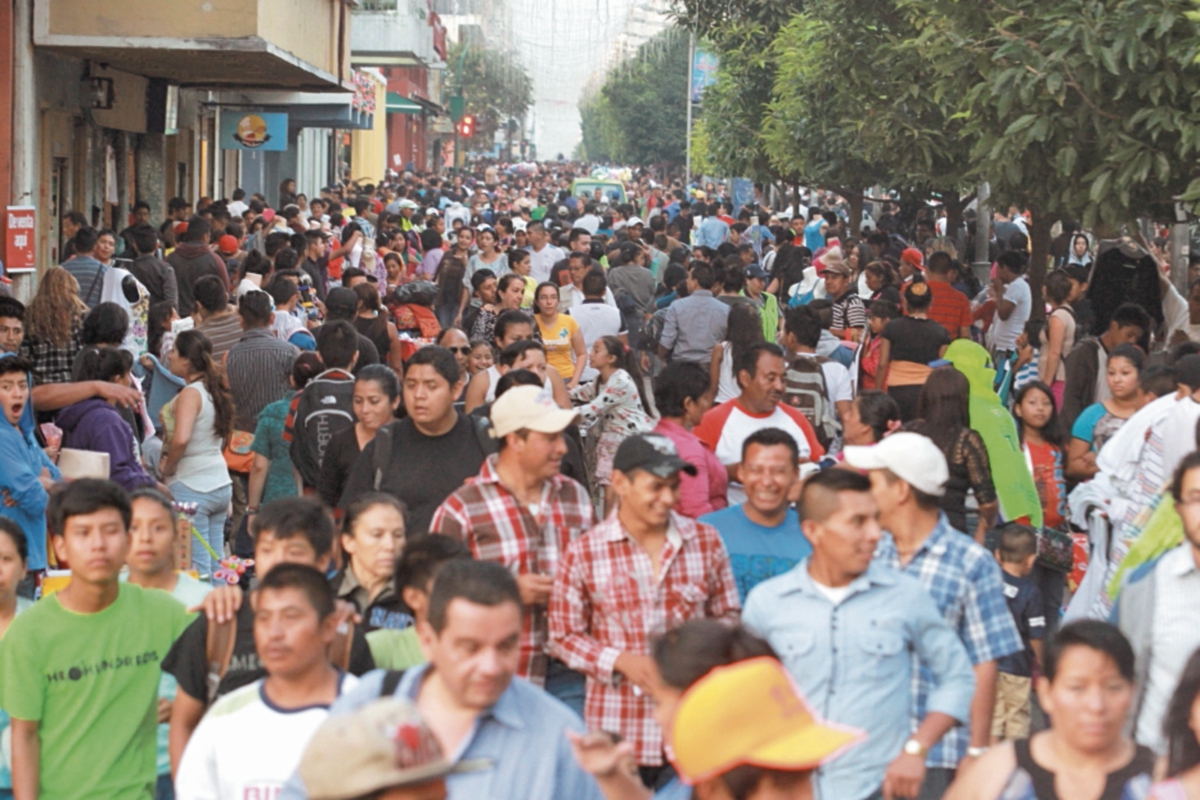 Empleados guatemaltecos que ganan el salario mínimo expresaron su deseo de mejorar sus ingresos. (Foto Prensa Libre: Hemeroteca PL)