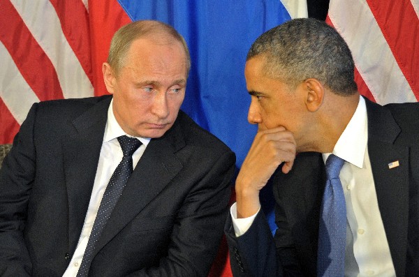 Barack Obama (d), conversa con Vladímir Putin en Los Cabos,México. (EFE).