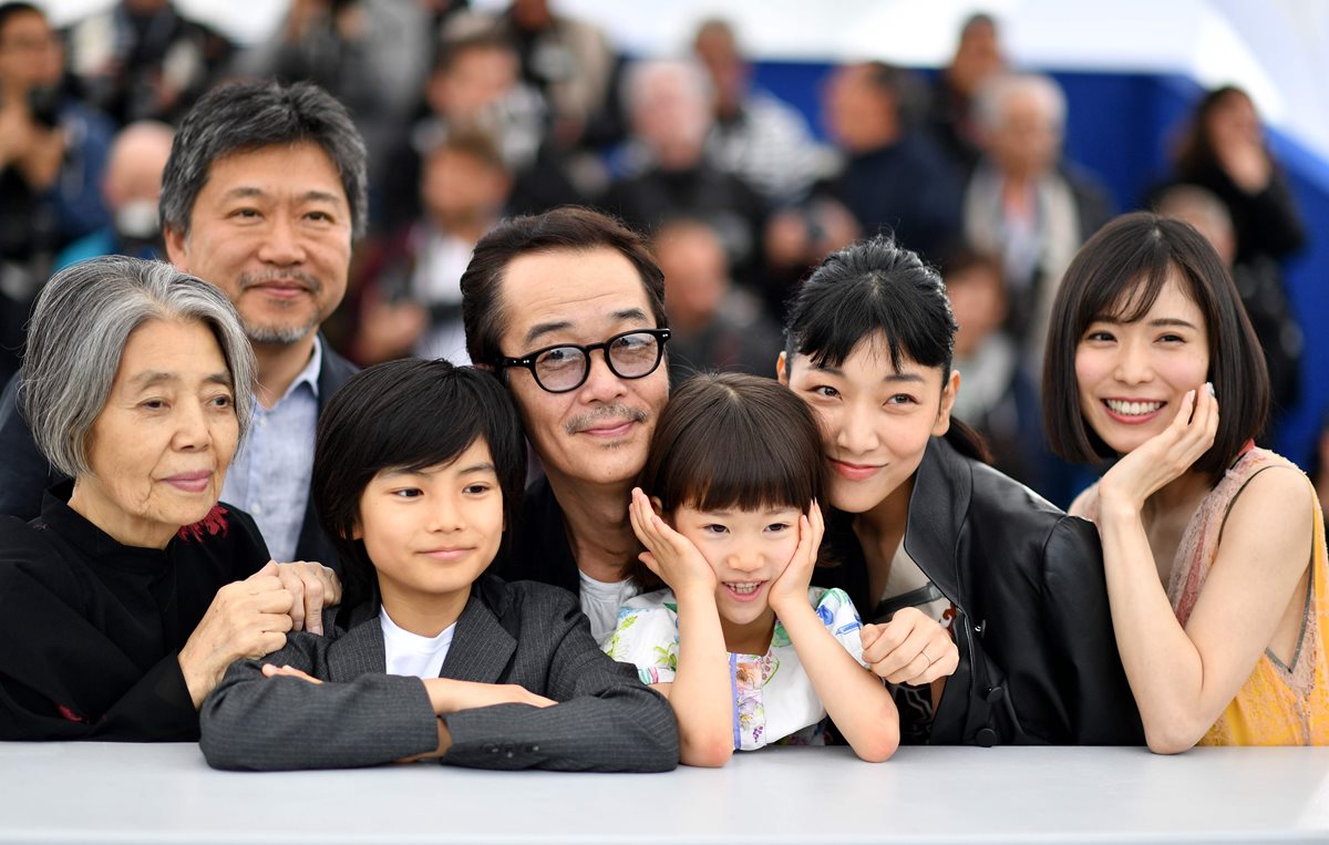 La actriz japonesa Kirin Kiki, el director japonés Hirokazu Kore-Eda, la actriz japonesa Jyo Kairi, la escritora y actriz japonesa Lily Franky, la actriz japonesa Miyu Sasaki, la actriz japonesa Sakura Ando y la actriz japonesa Mayu Matsuoka, elenco de Shoplifters, ganadora en Cannes.