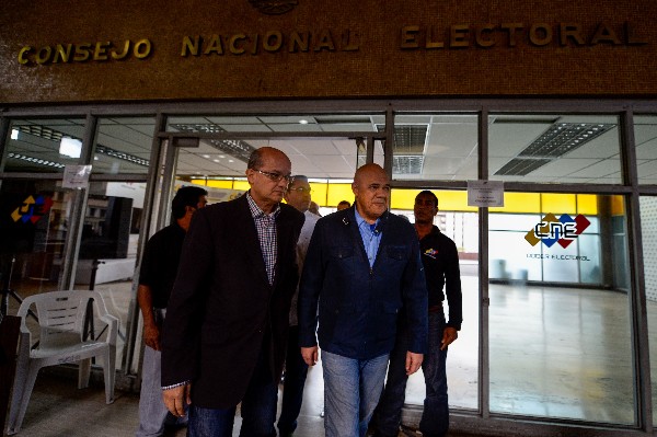 Jesús "Chuo" Torrealba (d), sale después de una reunión en CNE de Venezuela.(AFP).