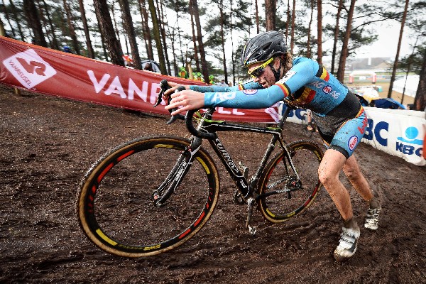 La ciclista belga Femke Van den Driessche estará suspendida seis años. (Foto Prensa Libre: AFP)