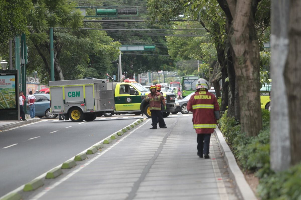 Bomberos y policía cerraron el paso por la 7a. avenida por supuesta bomba en el Ministerio de Trabajo. (Foto Prensa Libre: Erick Ávila)