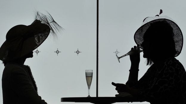 Beber champán en copas de flauta está pasando de moda. (GETTY IMAGES).