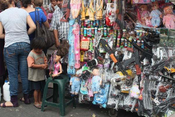 En la mayoría de ventas de artículos para niños  en Escuintla hay juguetes  bélicos.