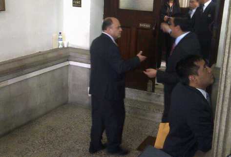 Oficialistas abandonan el hemiciclo. (Foto Prensa Libre: Jessica Gramajo)
