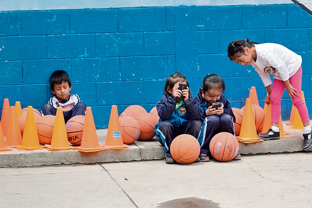 Niños y  niñas ya no juegan en las escuelas durante  los recreos, porque prefieren entretenerse con aparatos digitales.