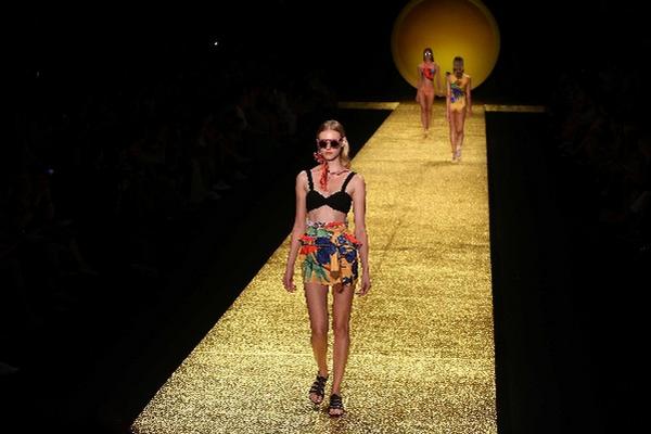 La vestimenta colorida es característica de la época de verano. (Foto Prensa Libre: EFE)