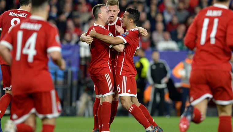 Jugadores del Bayern Múnich festejan luego de conseguir el primer gol frente al Sevilla. (Foto Prensa Libre: EFE)
