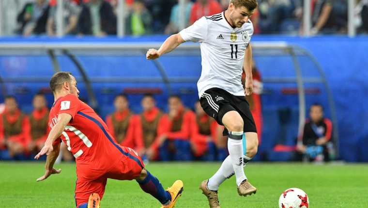 El mediocampista chileno Marcelo Díaz pierde el balón ante la marca de Timo Werner, en la jugada que provocó el gol de los alemanes. (Foto Prensa Libre: AFP)