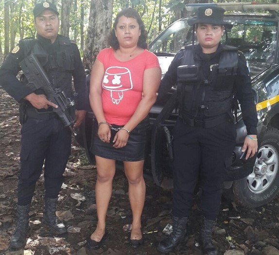 Rosa Aracely Meda Monterroso de 35 años, escondió el supuesto artefacto explosivo dentro de sus zonas íntimas.(Foto Prensa Libre: PNC)
