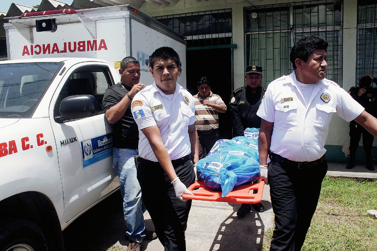 Cadáver fue llevado a la morgue del Inacif de Coatepeque. (Foto Prensa Libre: Alexánder Coyoy)