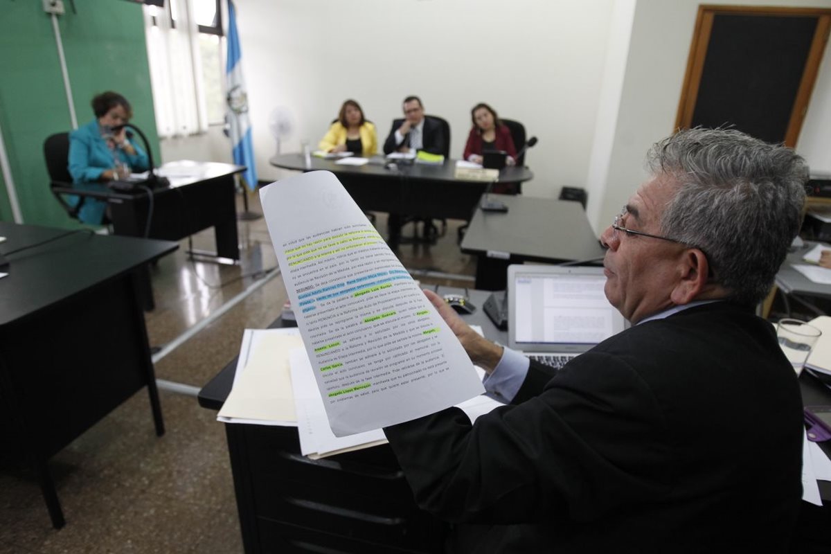 Juez Miguel Ángel Gálvez presenta sus argumentos de defensa por la denuncia en su contra. (Foto Prensa Libre: Paulo Raquec)