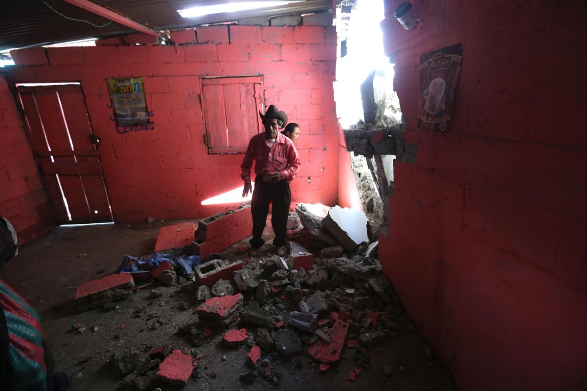 Un vecinos de Tacaná observa los restos de su casa que quedó dañada por el sismo fuerte del 7 de septiembre de 2017. (Foto Prensa Libre: EFE)