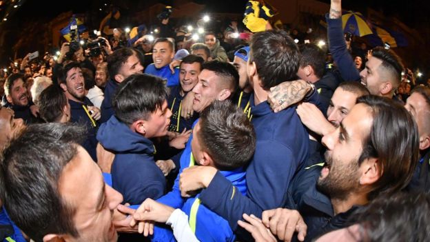 Jugadores y aficionados se fundieron durante las celebraciones en Bahía Blanca. AFP