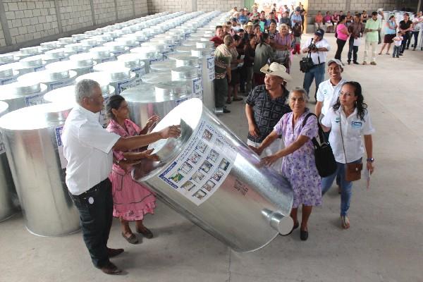 ENTREGA dE silos en la  aldea La Joya.