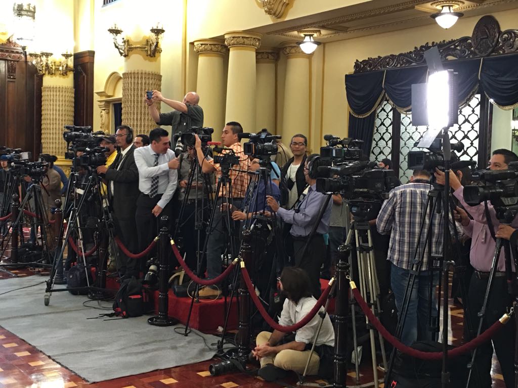 Un grupo de periodistas espera una conferencia del presidente Jimmy Morales en el Salón de las Banderas del Palacio Nacional de la Cultura. (Foto Prensa Libre: Esbin García)