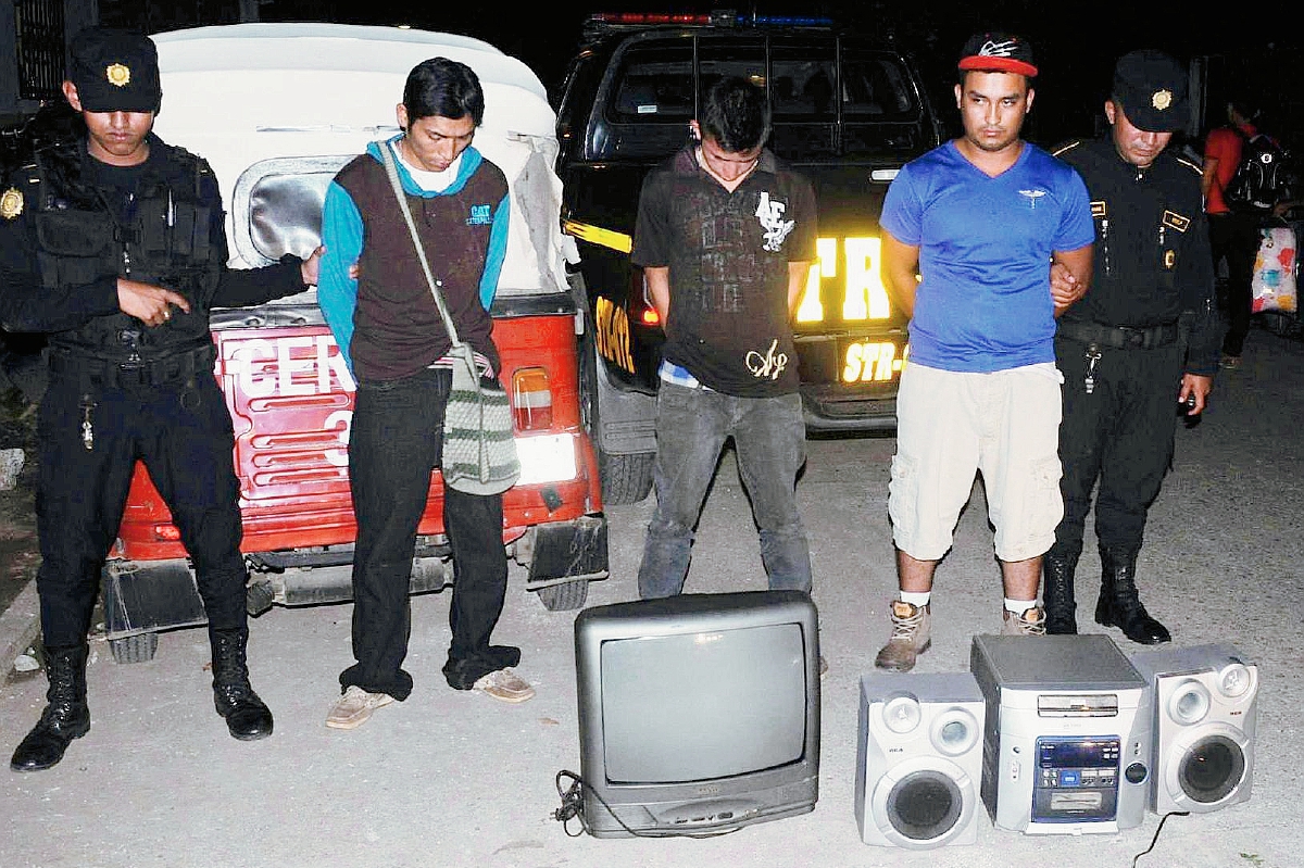 Los tres capturados junto a lo que habrían robado en Barberena, Santa Rosa. (Foto Prensa Libre: Oswaldo Cardona)