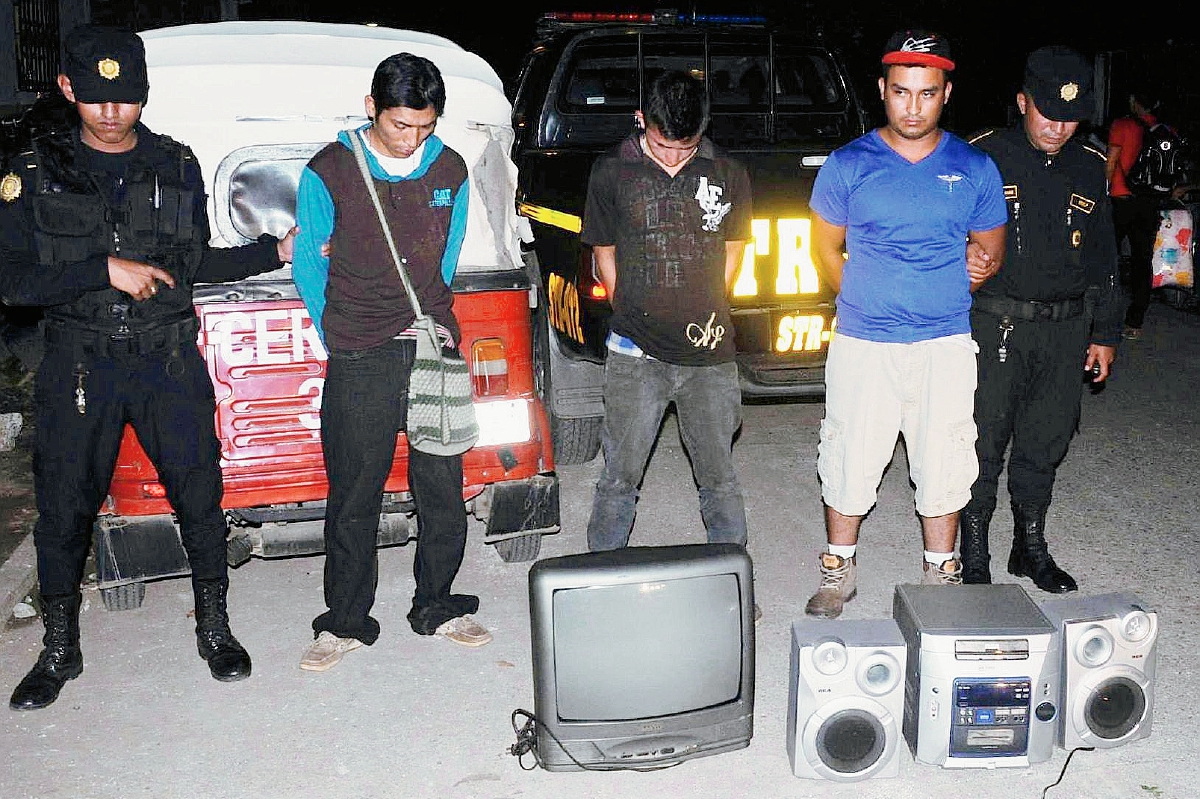 Los tres capturados junto a lo que habrían robado en Barberena, Santa Rosa. (Foto Prensa Libre: Oswaldo Cardona)