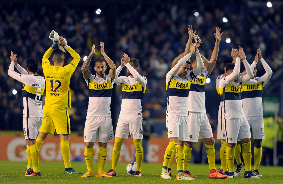 Los jugadores de Boca le dedican el triunfo a su afición. (Foto Prensa Libre: AFP)