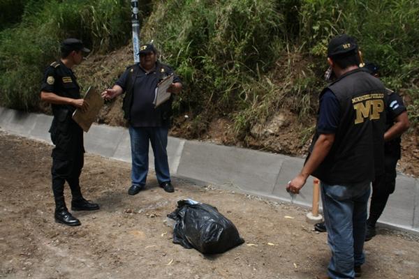 Fiscales del Ministerio Público realizan pesquisas de un ataúd vacío de bebé localizado en una carretera de Jutiapa. (Foto Prensa Libre: Oscar González)<br _mce_bogus="1"/>