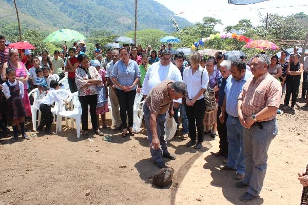 Vecinos y  autoridades colocan la primera piedra de nuevo   plantel educativo, en Nueva Santa Rosa.