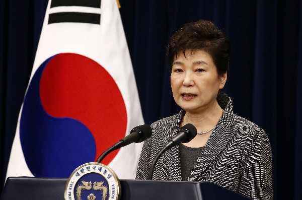 Park Geun-hye, presidenta de Corea del Sur da un discurso a la nación desde la Casa Azul, en Seúl. (Foto Prensa Libre: EFE).