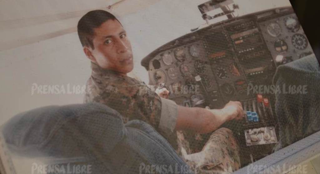 Luis Julio Ortiz Ordóñez durante su labor en la base aérea del sur, en Retalhuleu. (Foto Prensa Libre: Jorge Tizol)