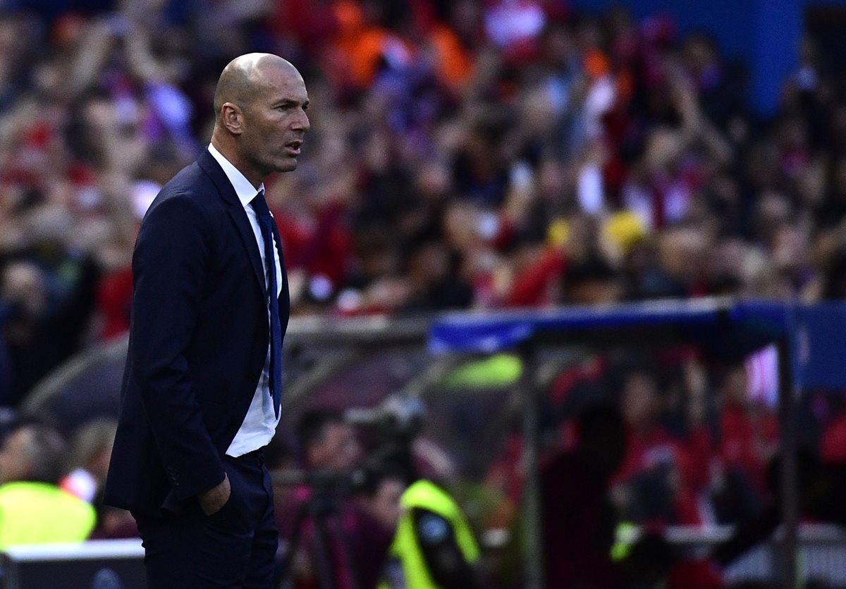 El francés Zinedine Zidane, técnico del Real Madrid, en su área técnica.