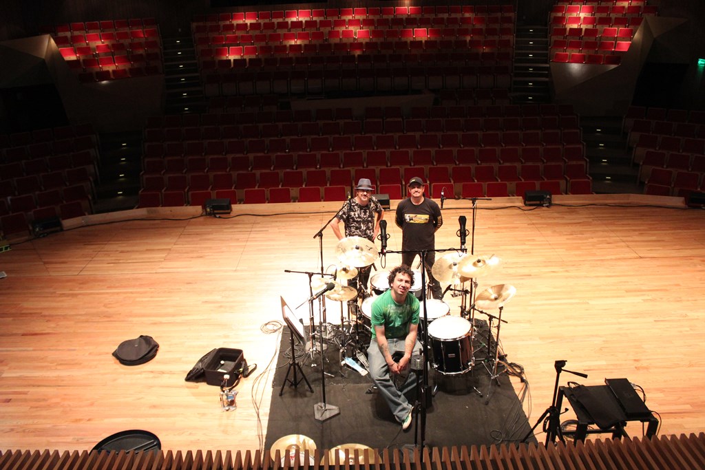 Alux Nahual graba las baterías de sus nuevas canciones en el Teatro Roberto Cantoral en la ciudad de México. (Foto Prensa Libre: Cortesía Alux Nahual)