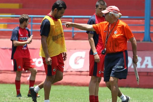 Carlos Ruiz podrá volver al terreno contra los cremas. (Foto Prensa Libre: Óscar Felipe)