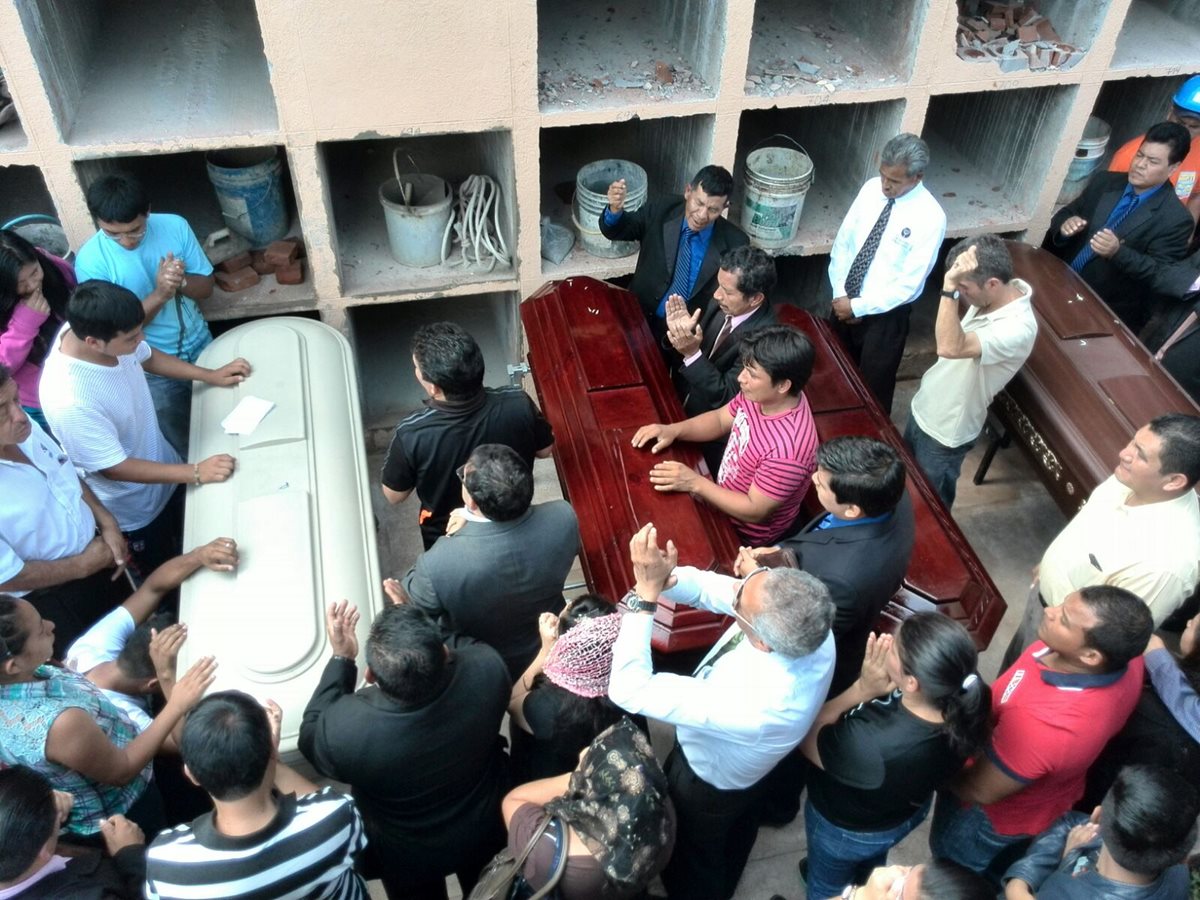 Cuatro miembros de la familia Miranda Valenzueza son inhumados en el cementerio de Santa Catarina Pinula. (Foto Prensa Libre: Estuardo Paredes)