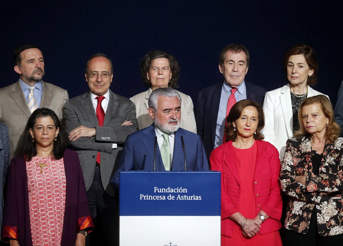 El director de la Real Academia Española (RAE), Darío Villanueva (en el centro), durante la lectura del acta del jurado del Premio Princesa de Asturias de las Letras 2016. (Foto Prensa Libre: EFE)