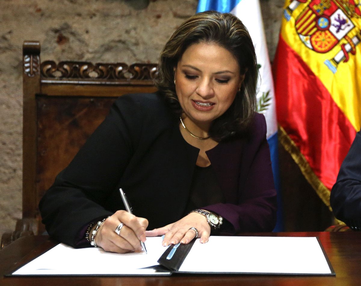 Sandra Jovel, ministra de Relaciones Exteriores de Guatemala, firma un documento en el marco de una reunión de cancilleres en Antigua Guatemala. (Foto Prensa Libre: EFE)