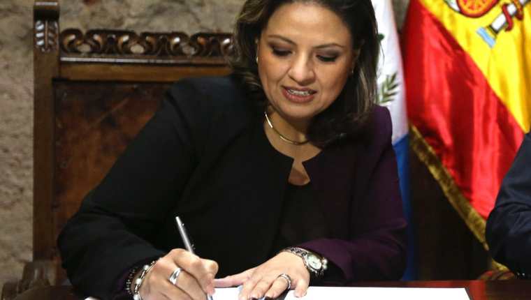 Sandra Jovel, ministra de Relaciones Exteriores de Guatemala, firma un documento en el marco de una reunión de cancilleres en Antigua Guatemala. (Foto Prensa Libre: EFE)