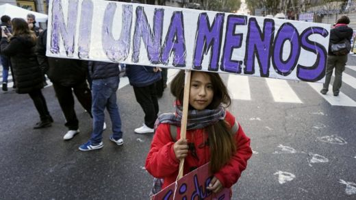 En países como Argentina o Chile, el movimiento feminista se ha tomado las calles, impulsando leyes contra abuso y reformas contra acoso. GETTY IMAGES