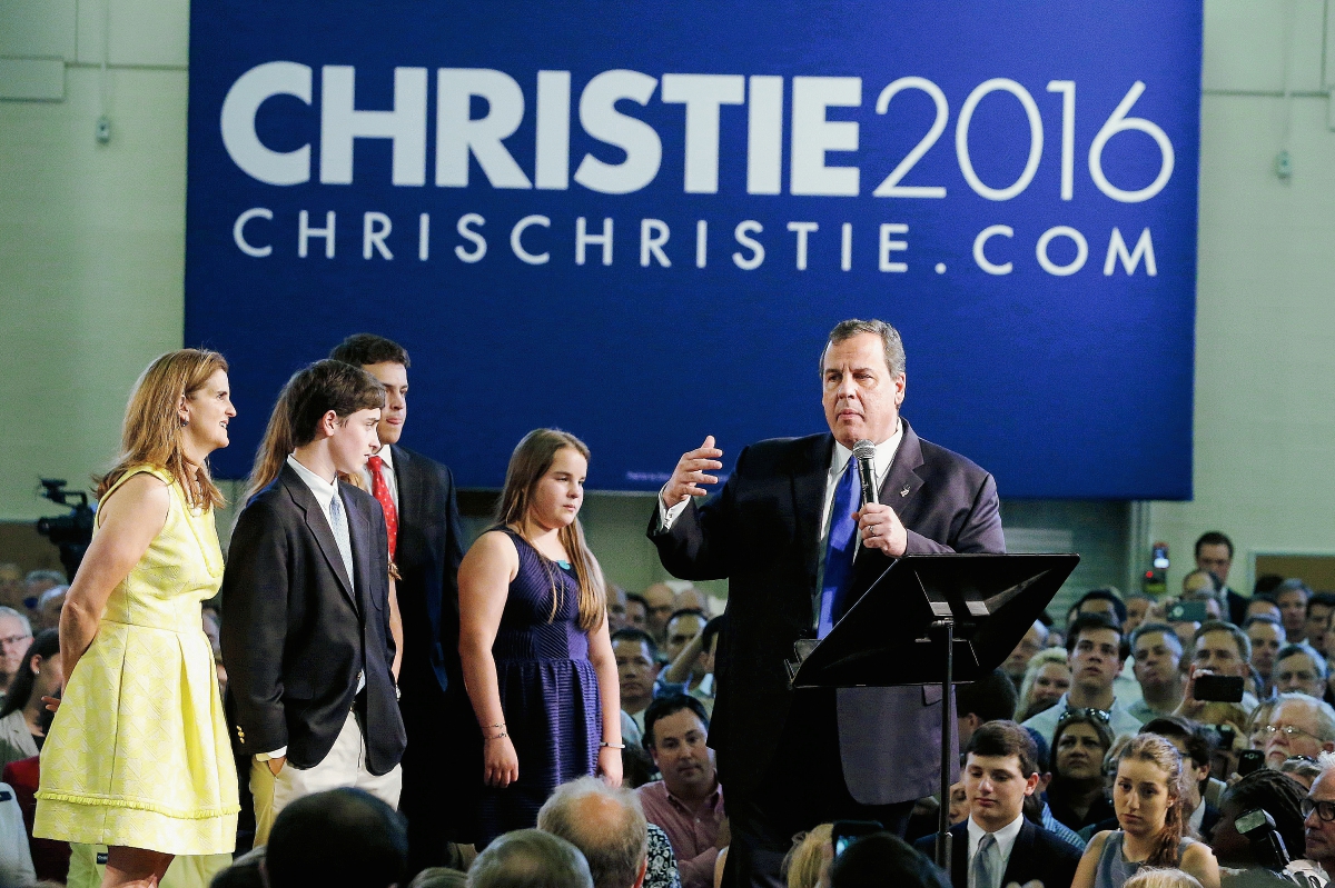 El gobernador de Nueva Jersey Chris Christie habla a los partidarios de la Escuela Secundaria de Livingston en Livingston, Nueva Jersey. (Foto Prensa LibreAFP).