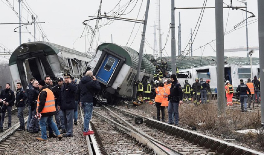 Al menos dos personas murieron por el descarrilamiento de un tren en Milán. (Foto Prensa Libre: EFE)